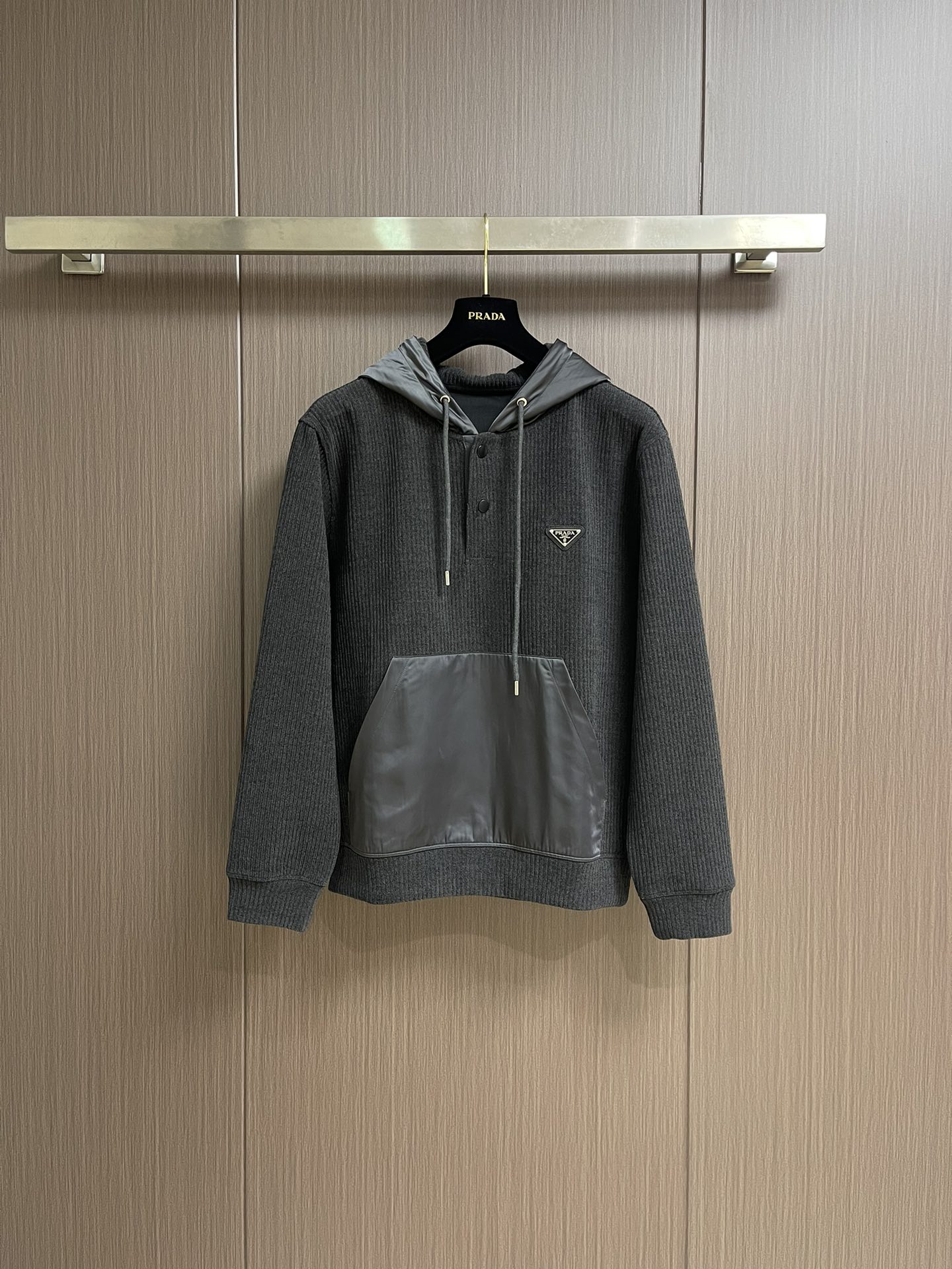 NO:520323,Prada 2025ss autumn and winter classic nylon pocket spliced ​​casual hooded sweatshirt, splicing design of strip fleece fabric and large pockets, classic triangle logo embellishment on the chest.  Fashionable hooded design with slightly loose cuts.  The upper body is comfortable and not tight, the fabric of the clothes has a certain thickness, good warmth, and the upper body is crisp and stylish!  Size M-3XL, prada, hoodie, sweatshirts, hats, alexander wang19860909Prada 2025ss秋冬经典尼龙口袋拼接休闲连帽卫衣,条绒面料与大口袋的拼接设计,胸口经典三角标志点缀．时尚连帽设计 版型采用 略微宽松的剪裁．上身舒适不紧绷,衣身面料有一定厚度 保暖效果好 上身挺括有型！尺码M-3XL,,prada,hoodie,sweatshirts,hats,alexander wang,Men's clothing