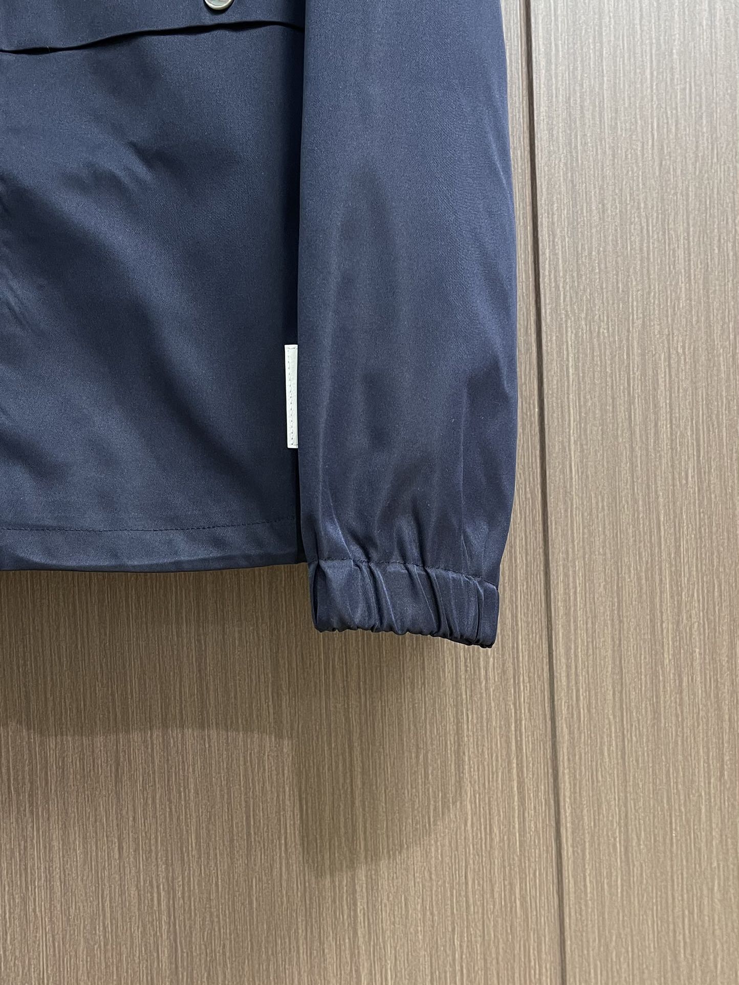 Thom Browne TB新款防裂棒球领飞行夹克 防撕裂斜纹质感层搭设计经典四条纹标签罗纹直领正面饰有