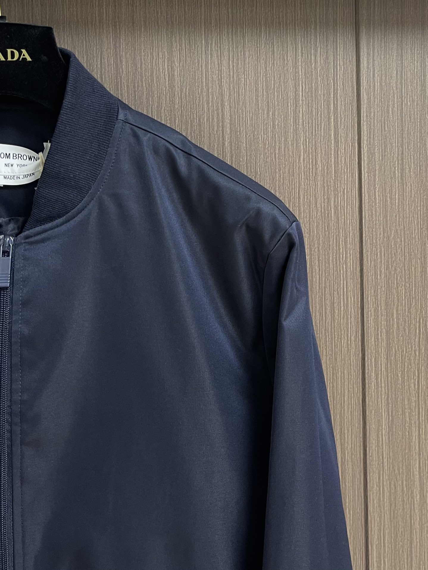 Thom Browne TB新款防裂棒球领飞行夹克 防撕裂斜纹质感层搭设计经典四条纹标签罗纹直领正面饰有