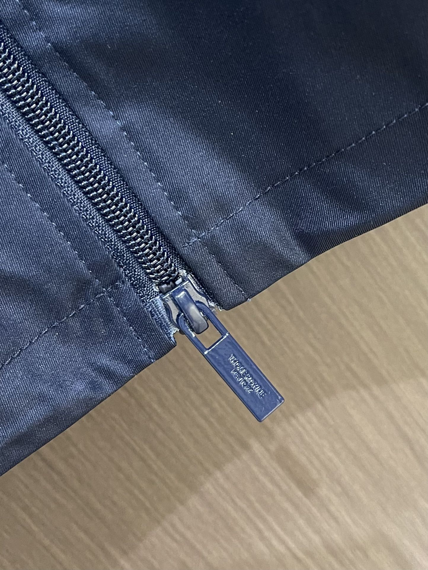 Thom Browne TB新款防裂棒球领飞行夹克 防撕裂斜纹质感层搭设计经典四条纹标签罗纹直领正面饰有