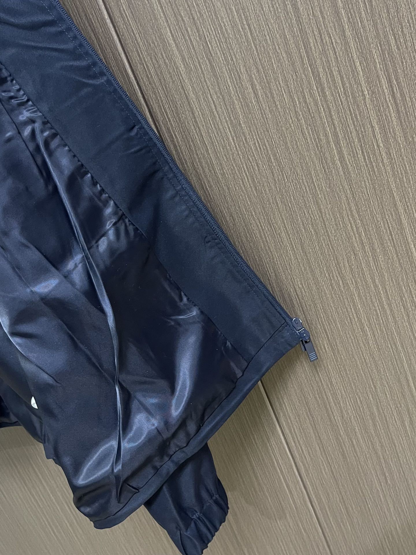 Thom Browne TB新款防裂棒球领飞行夹克 防撕裂斜纹质感层搭设计经典四条纹标签罗纹直领正面饰有