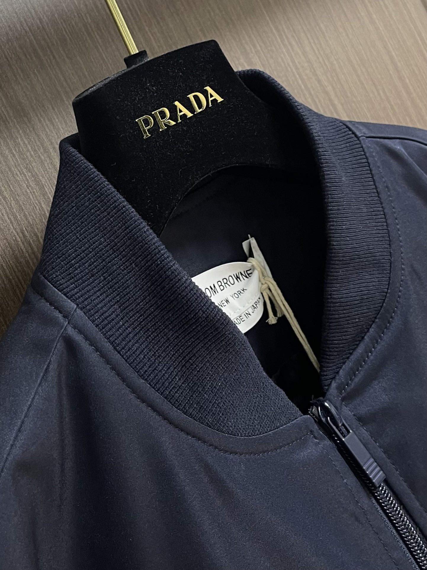 Thom Browne TB新款防裂棒球领飞行夹克 防撕裂斜纹质感层搭设计经典四条纹标签罗纹直领正面饰有