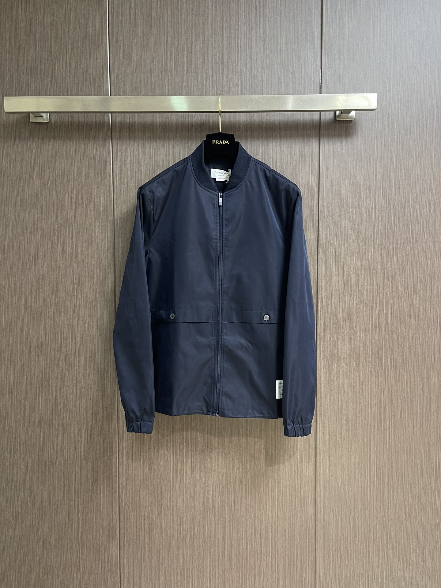 Thom Browne TB新款防裂棒球领飞行夹克 防撕裂斜纹质感层搭设计经典四条纹标签罗纹直领正面饰有