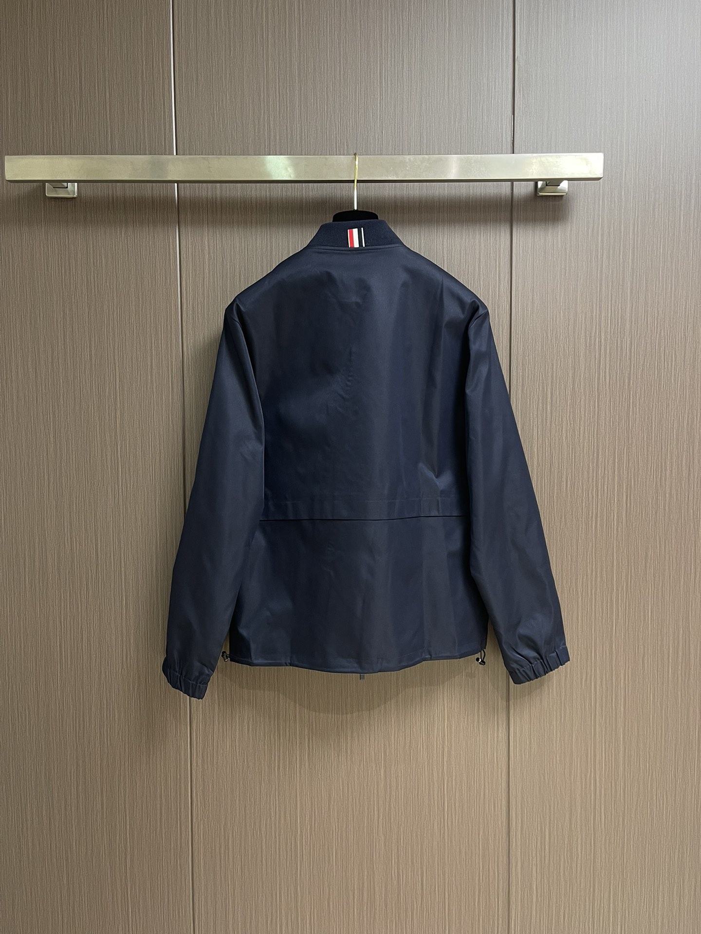 Thom Browne TB新款防裂棒球领飞行夹克 防撕裂斜纹质感层搭设计经典四条纹标签罗纹直领正面饰有