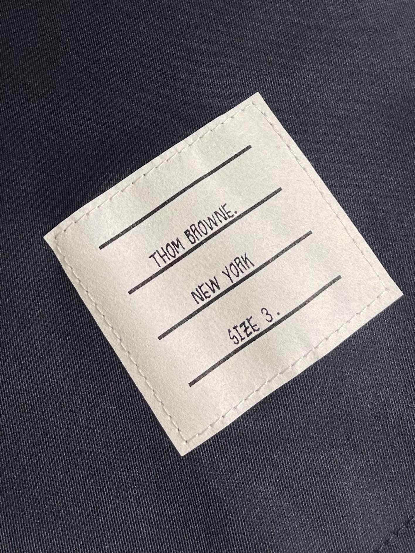 Thom Browne TB新款防裂棒球领飞行夹克 防撕裂斜纹质感层搭设计经典四条纹标签罗纹直领正面饰有