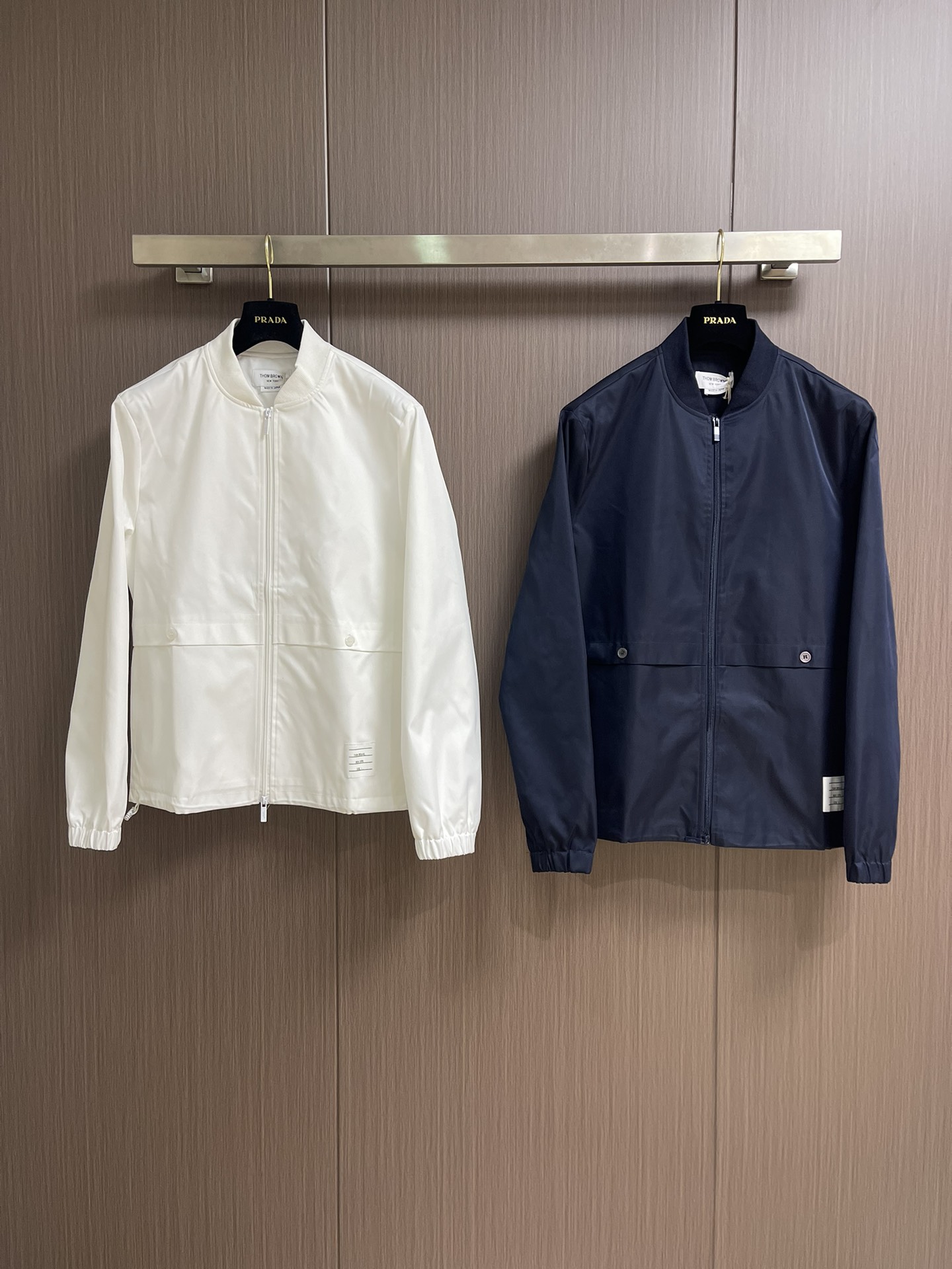 Thom Browne TB新款防裂棒球领飞行夹克 防撕裂斜纹质感层搭设计经典四条纹标签罗纹直领正面饰有