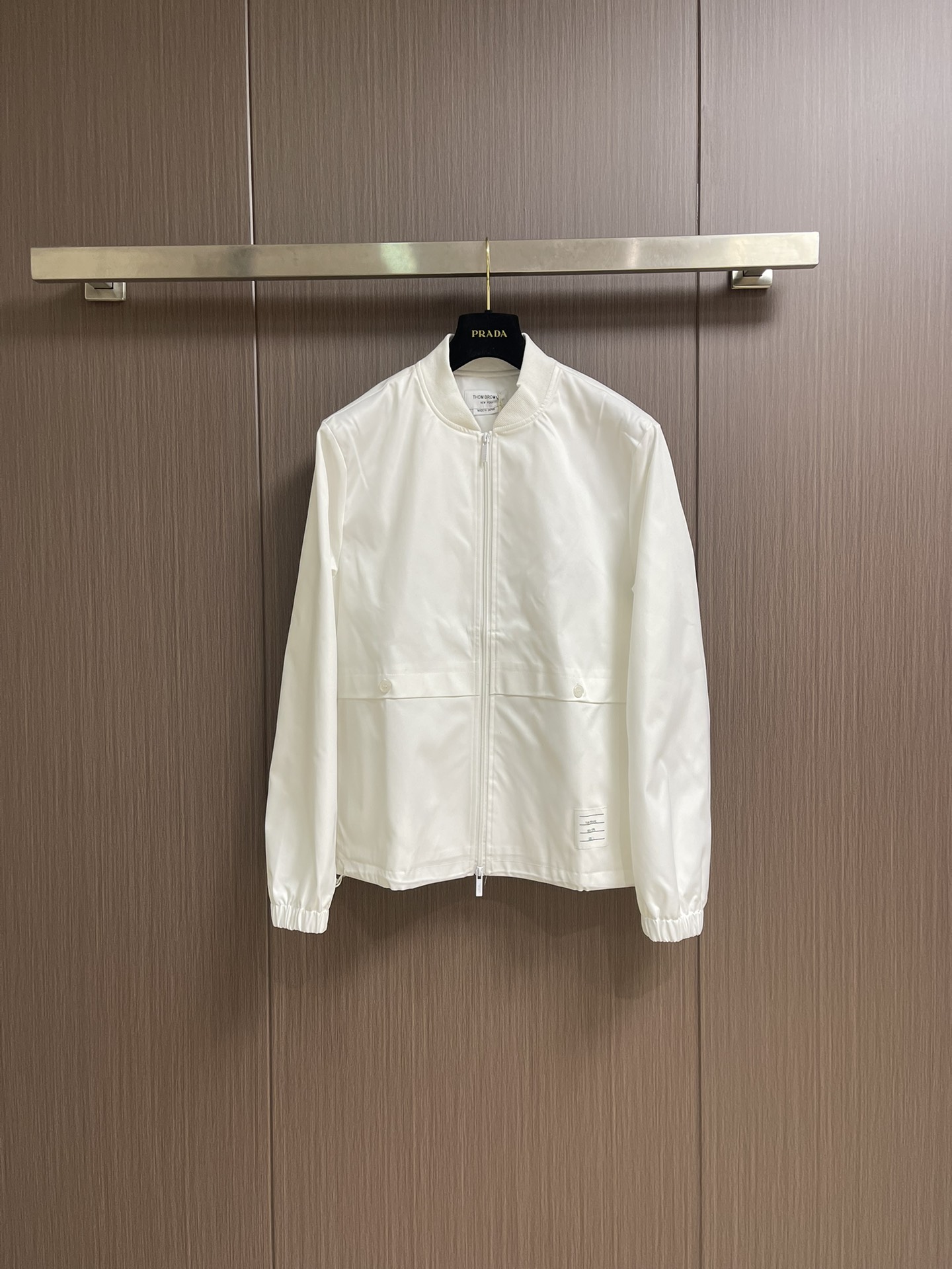Thom Browne TB新款防裂棒球领飞行夹克 防撕裂斜纹质感层搭设计经典四条纹标签罗纹直领正面饰有