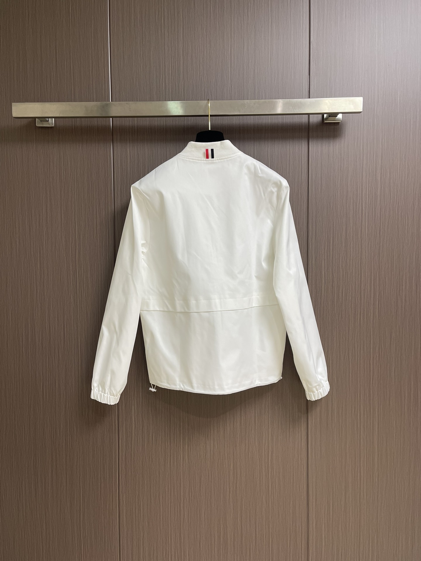 Thom Browne TB新款防裂棒球领飞行夹克 防撕裂斜纹质感层搭设计经典四条纹标签罗纹直领正面饰有