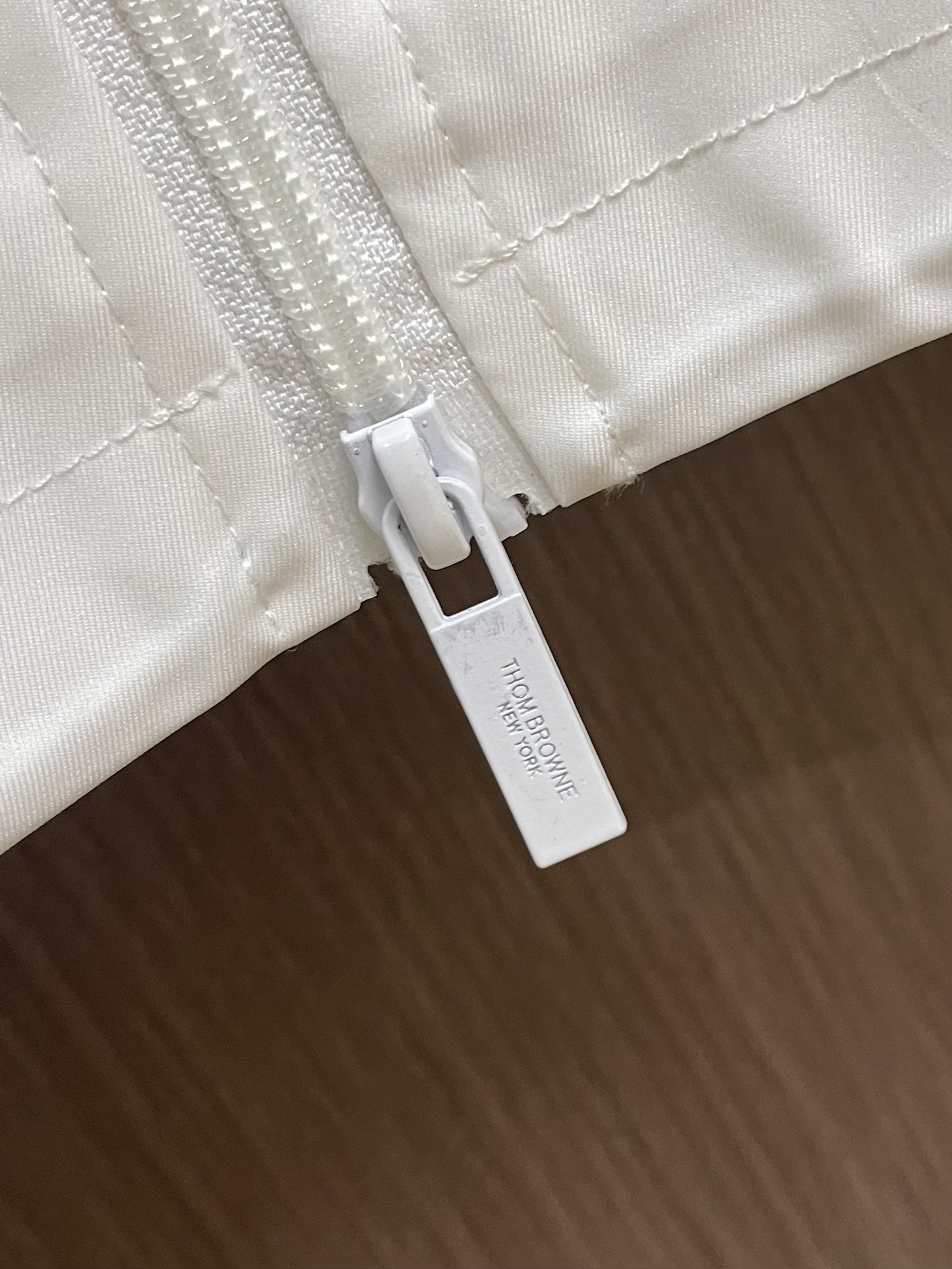 Thom Browne TB新款防裂棒球领飞行夹克 防撕裂斜纹质感层搭设计经典四条纹标签罗纹直领正面饰有