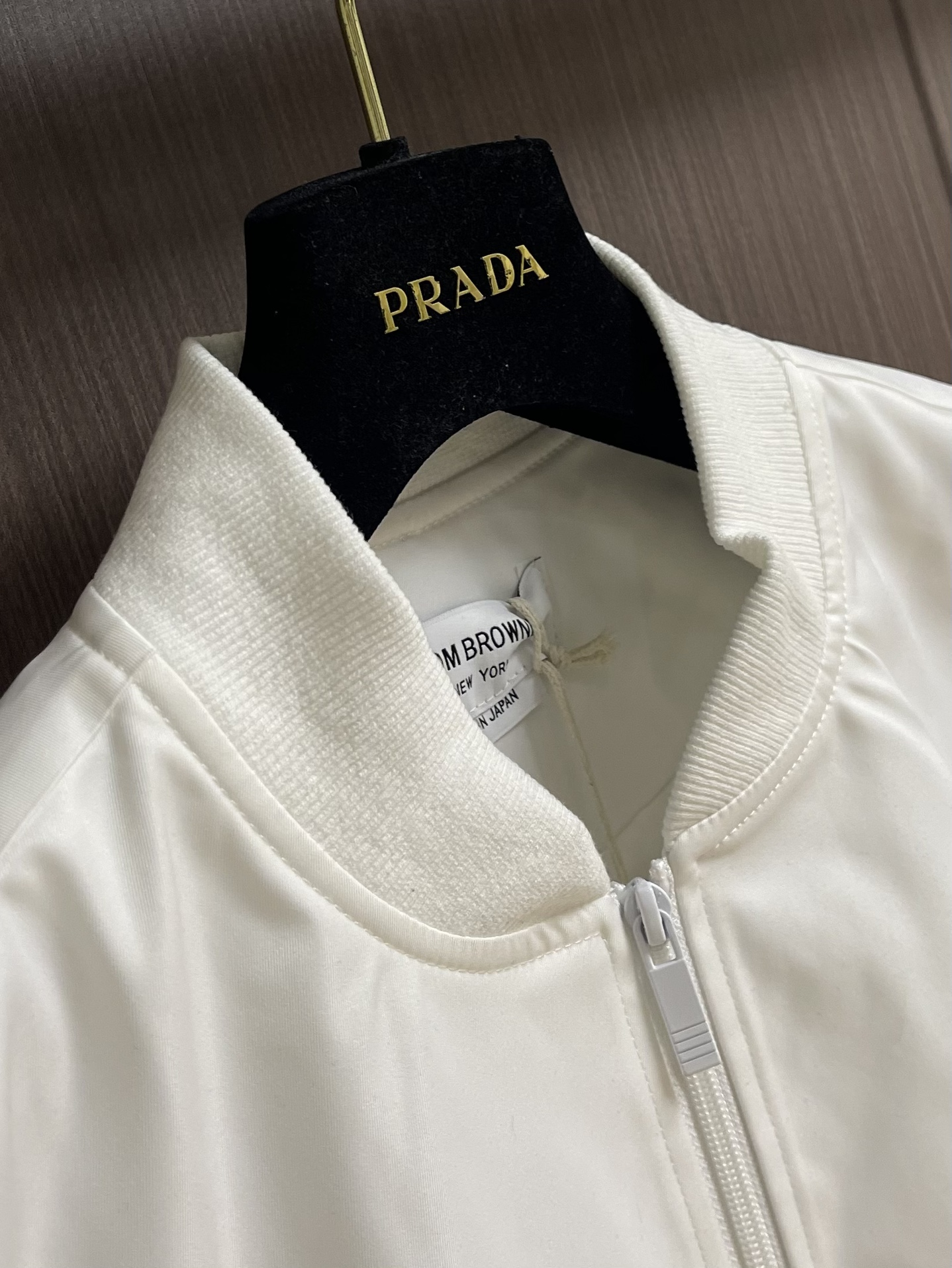 Thom Browne TB新款防裂棒球领飞行夹克 防撕裂斜纹质感层搭设计经典四条纹标签罗纹直领正面饰有