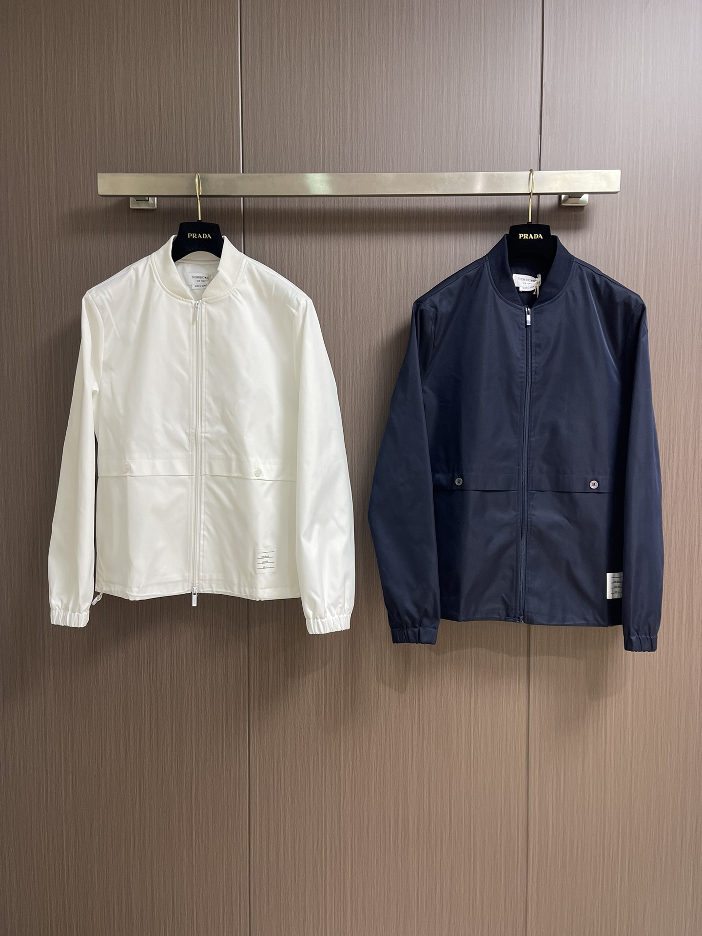 Thom Browne TB新款防裂棒球领飞行夹克 防撕裂斜纹质感层搭设计经典四条纹标签罗纹直领正面饰有