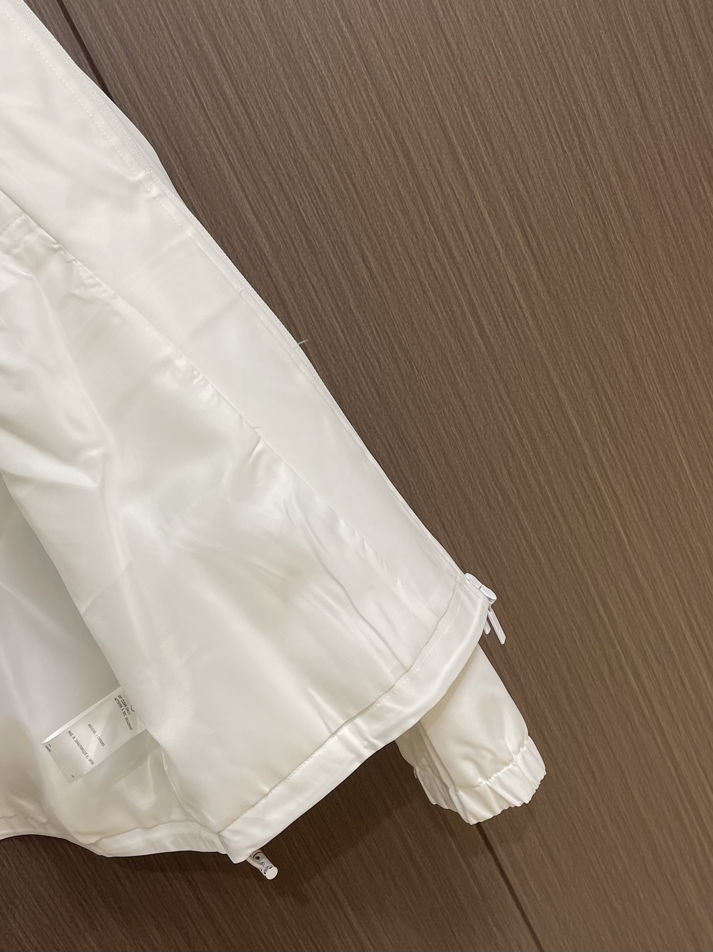 Thom Browne TB新款防裂棒球领飞行夹克 防撕裂斜纹质感层搭设计经典四条纹标签罗纹直领正面饰有