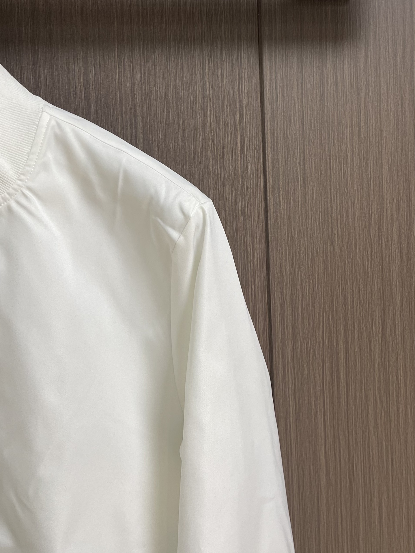 Thom Browne TB新款防裂棒球领飞行夹克 防撕裂斜纹质感层搭设计经典四条纹标签罗纹直领正面饰有