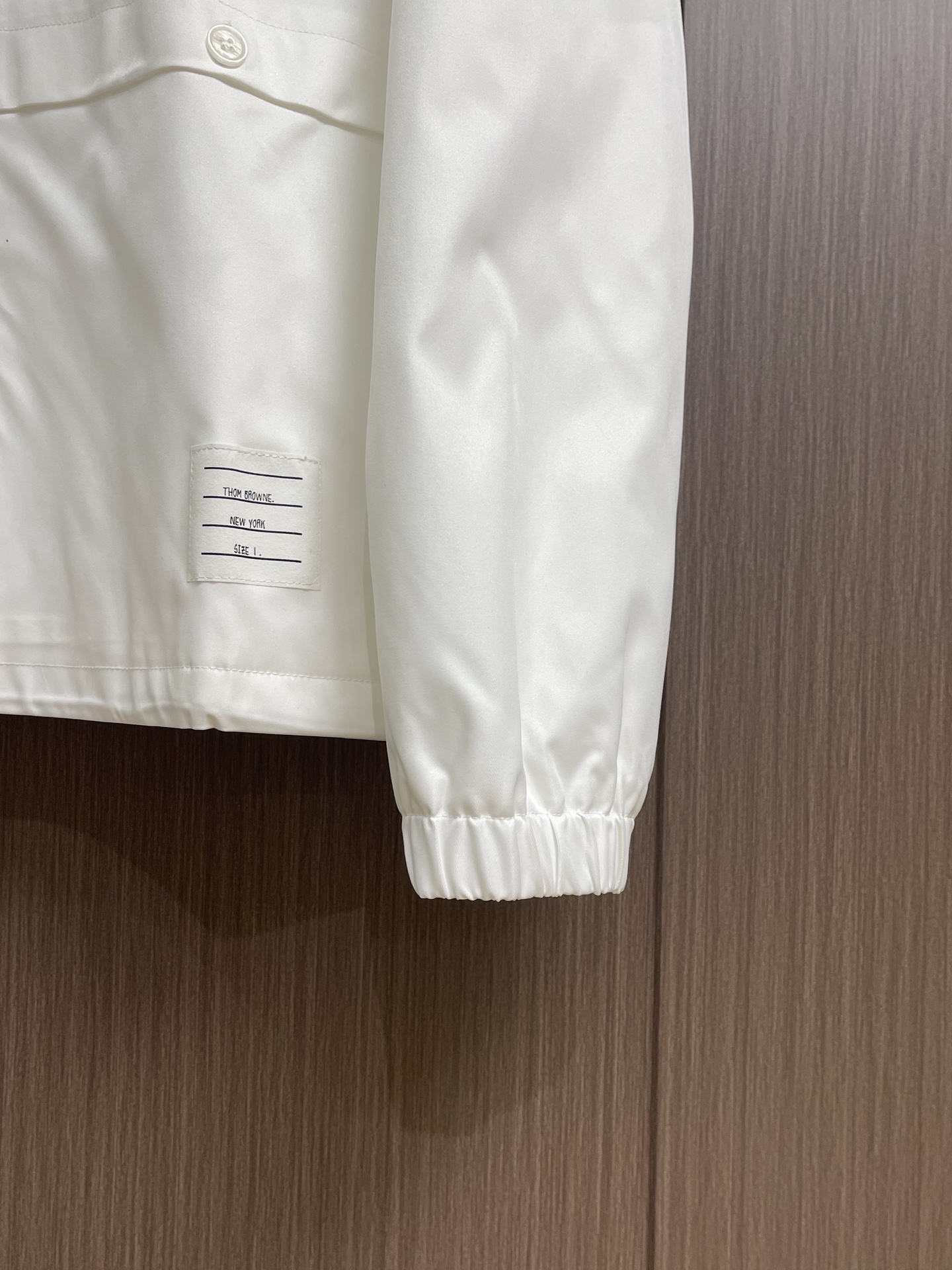 Thom Browne TB新款防裂棒球领飞行夹克 防撕裂斜纹质感层搭设计经典四条纹标签罗纹直领正面饰有