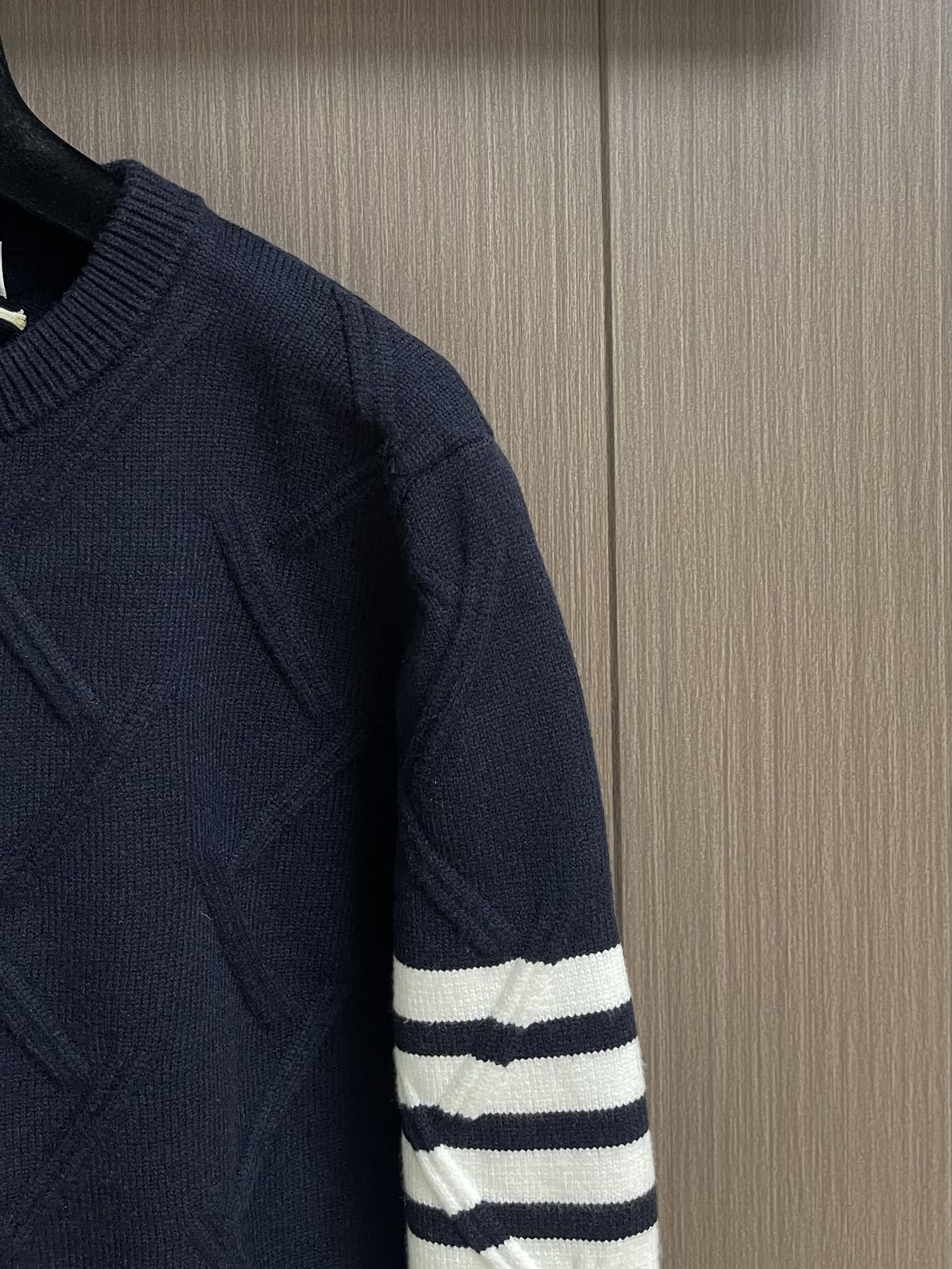 Thom Browne TB新款圆领菱形针织毛衣，经典四条纹袖口设计，菱形编织纹理立体有型，袖口白色条纹