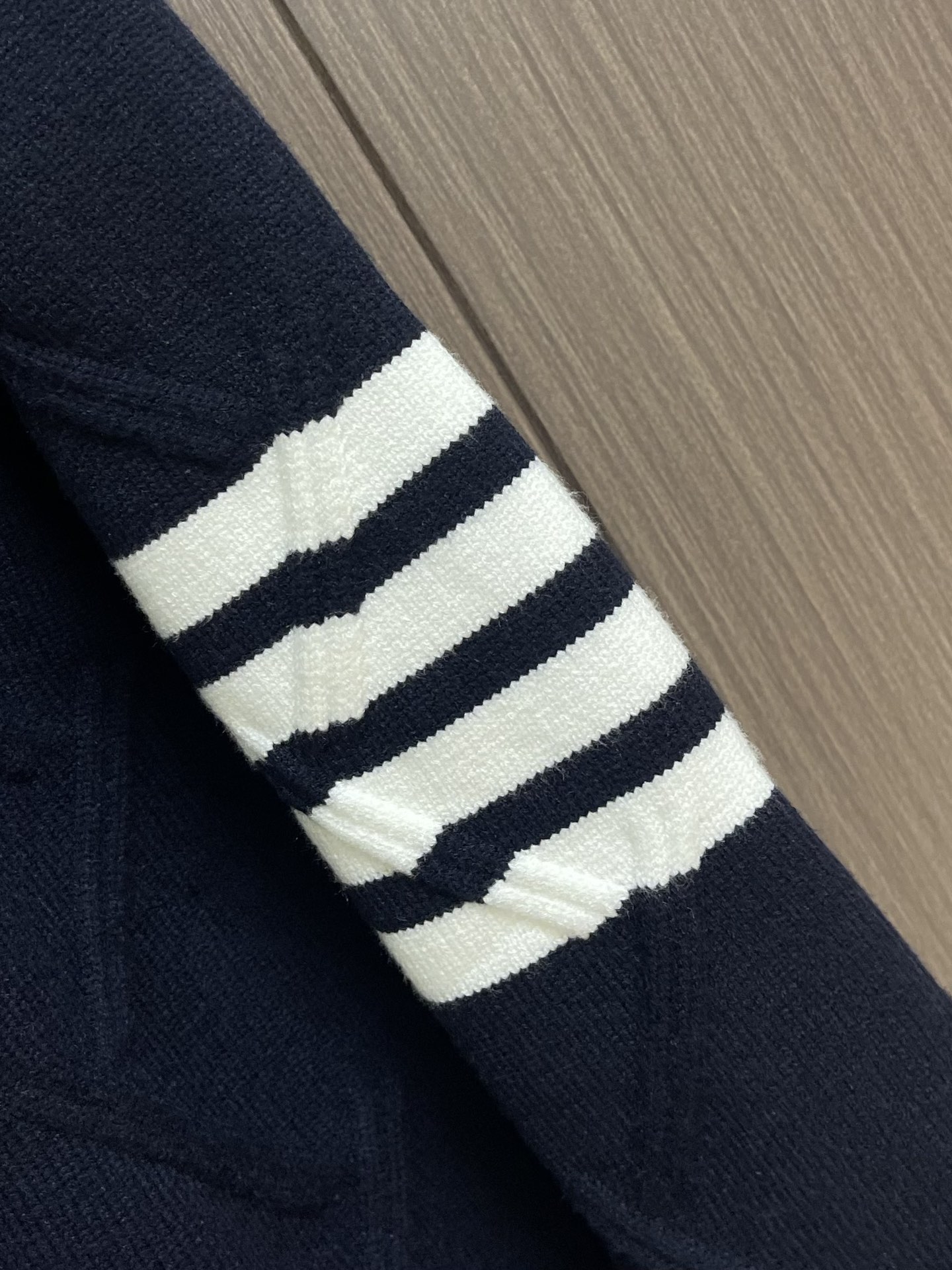 Thom Browne TB新款圆领菱形针织毛衣，经典四条纹袖口设计，菱形编织纹理立体有型，袖口白色条纹