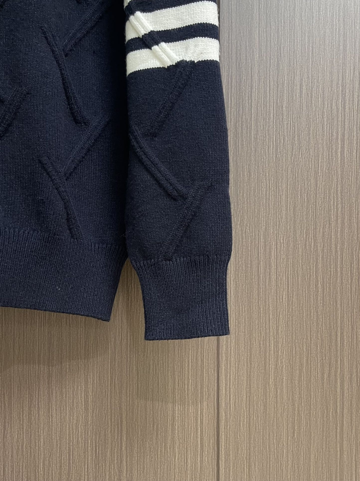 Thom Browne TB新款圆领菱形针织毛衣，经典四条纹袖口设计，菱形编织纹理立体有型，袖口白色条纹