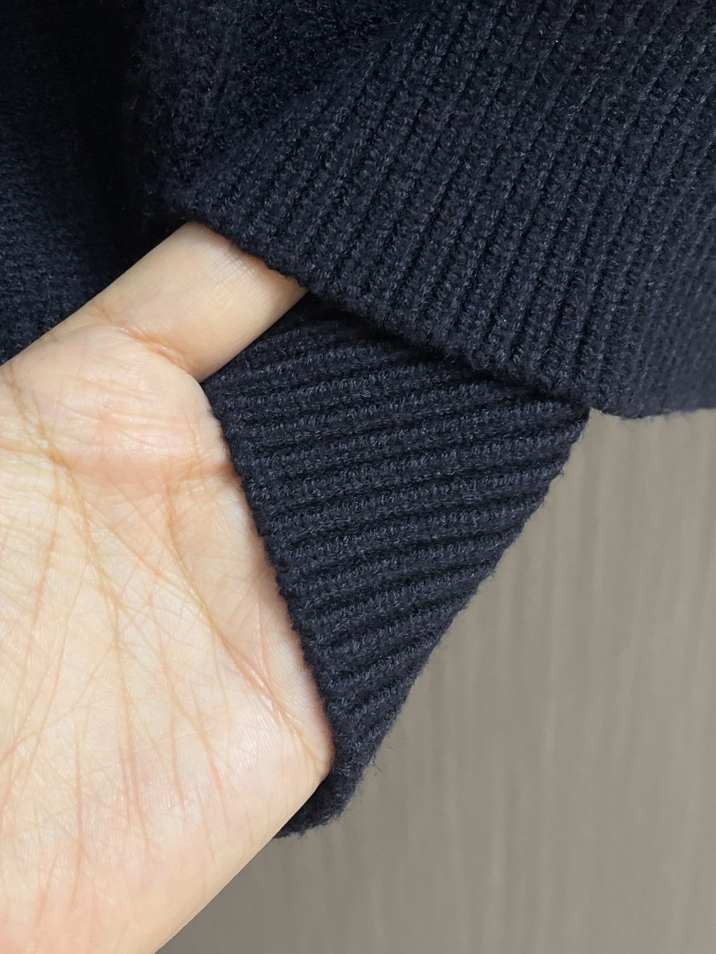 Thom Browne TB新款圆领菱形针织毛衣，经典四条纹袖口设计，菱形编织纹理立体有型，袖口白色条纹