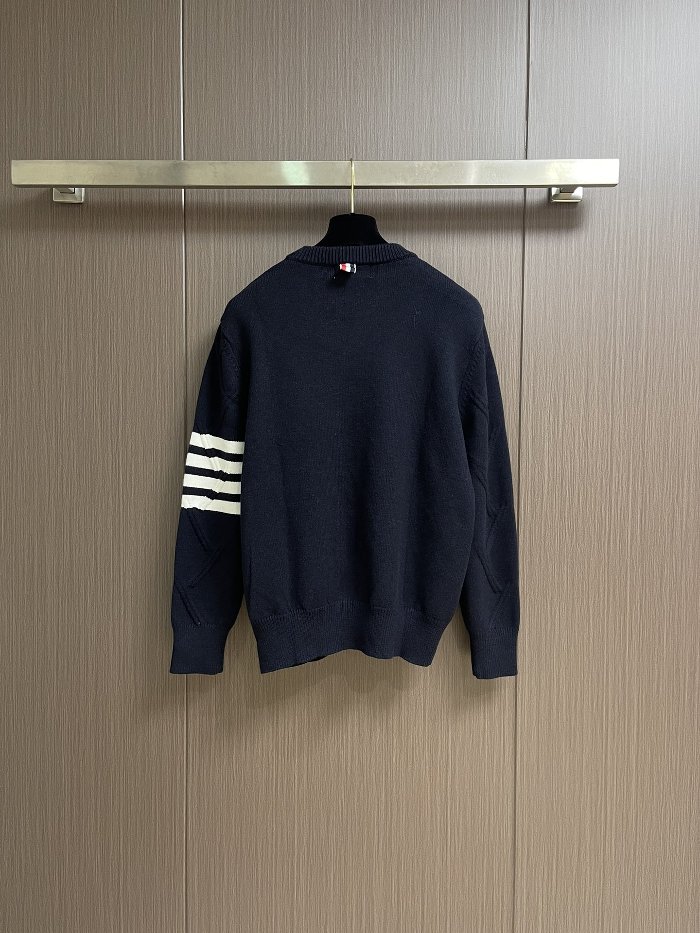 Thom Browne TB新款圆领菱形针织毛衣，经典四条纹袖口设计，菱形编织纹理立体有型，袖口白色条纹