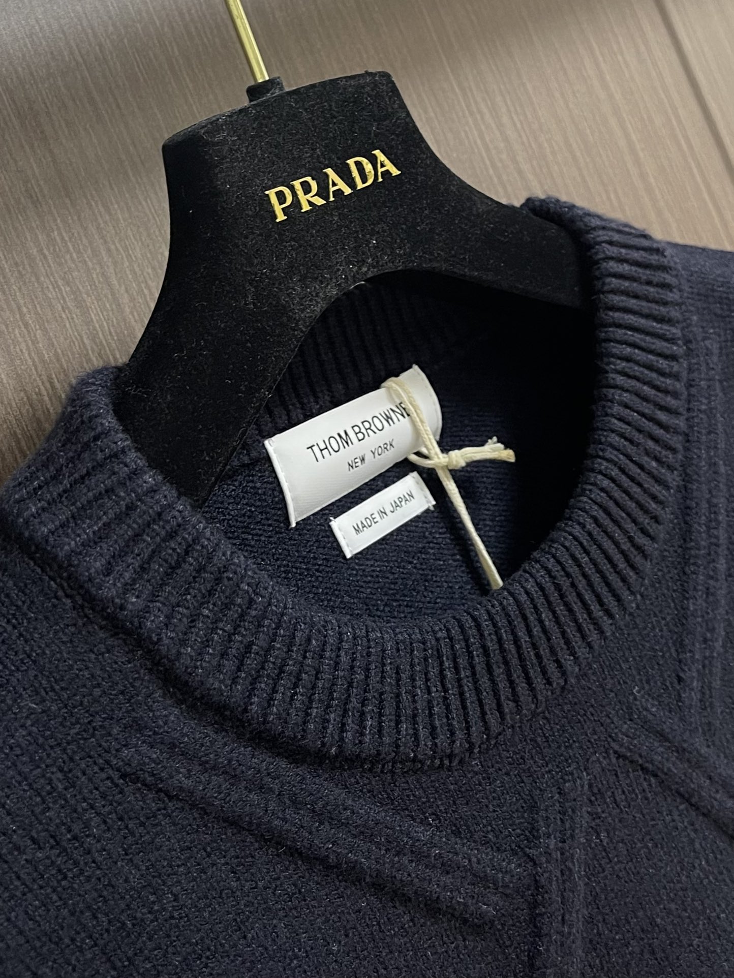 Thom Browne TB新款圆领菱形针织毛衣，经典四条纹袖口设计，菱形编织纹理立体有型，袖口白色条纹