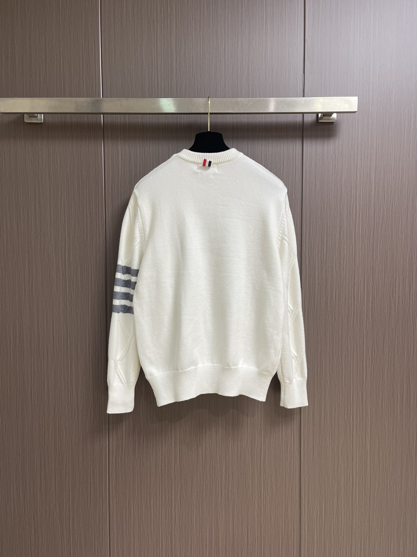 Thom Browne TB新款圆领菱形针织毛衣，经典四条纹袖口设计，菱形编织纹理立体有型，袖口灰色条纹
