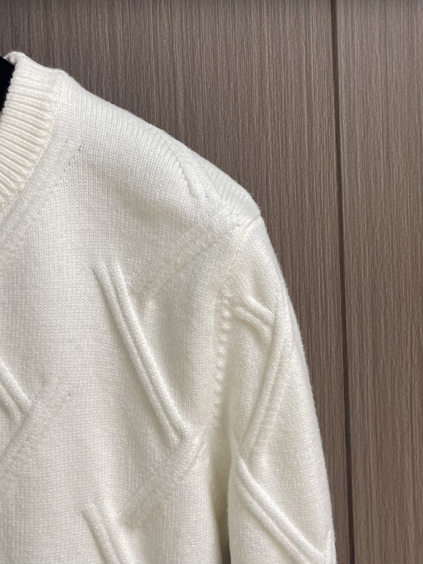 Thom Browne TB新款圆领菱形针织毛衣，经典四条纹袖口设计，菱形编织纹理立体有型，袖口灰色条纹