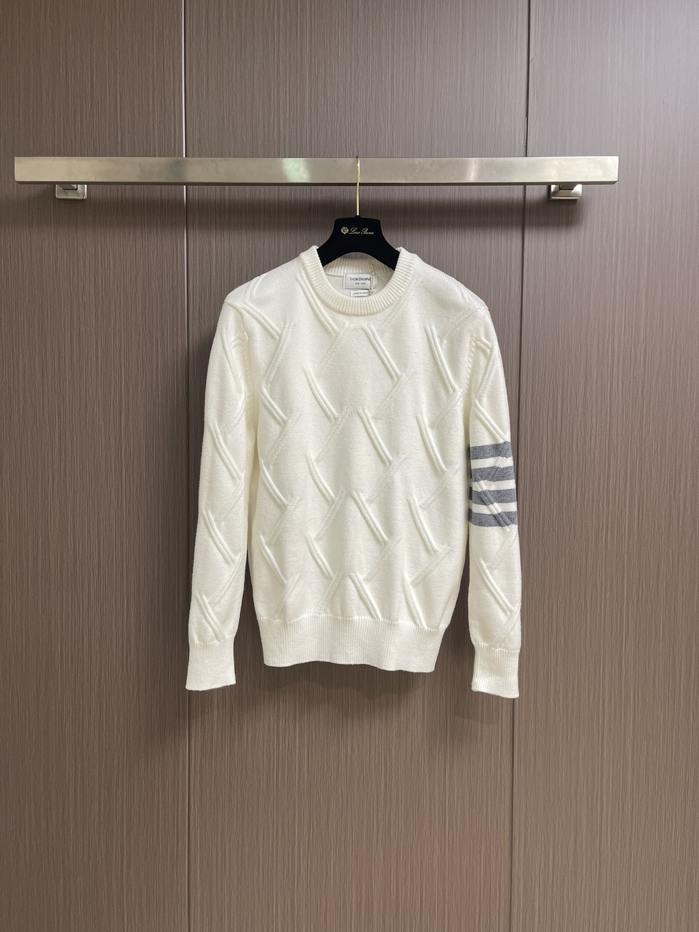 NO:522685,Thom Browne TB new round neck diamond knitted sweater, classic four-striped cuff design, diamond knitted texture three-dimensional and stylish, grey striped embellishment of cuffs, simple and atmospheric. The fabric is made of high-quality knitted fabric, which feels soft and comfortable, suitable for autumn and winter wear. The upper body is comfortable and stylish, the same style as men and women. Size 1-2-3-4-5,,sweaters,alexander wang19860909Thom Browne TB新款圆领菱形针织毛衣,经典四条纹袖口设计,菱形编织纹理立体有型,袖口灰色条纹点缀,简约大气.面料采用优质针织面料,手感柔软舒适,适合秋冬季节穿着.上身舒适有型,男女同款.尺码1-2-3-4-5,,sweaters,alexander wang,Men's clothing