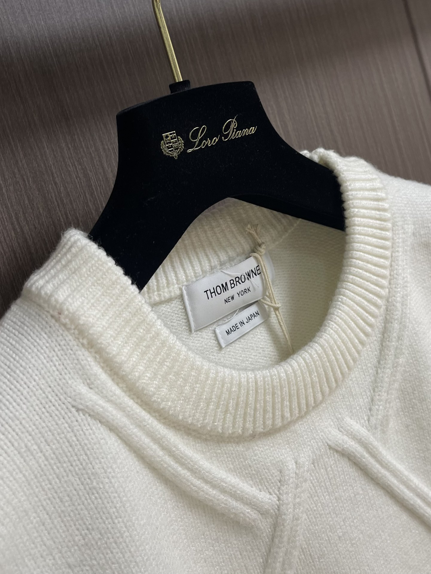 Thom Browne TB新款圆领菱形针织毛衣，经典四条纹袖口设计，菱形编织纹理立体有型，袖口灰色条纹