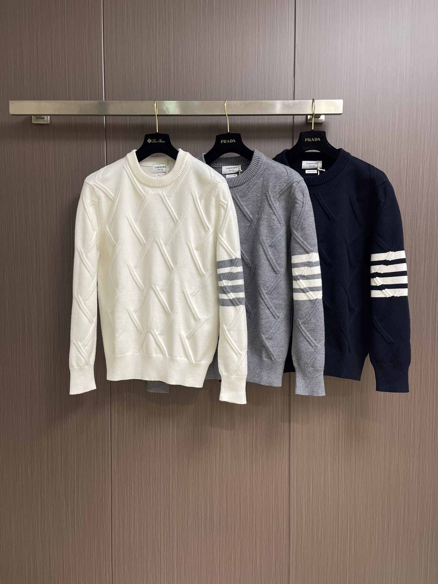 Thom Browne TB新款圆领菱形针织毛衣，经典四条纹袖口设计，菱形编织纹理立体有型，袖口灰色条纹