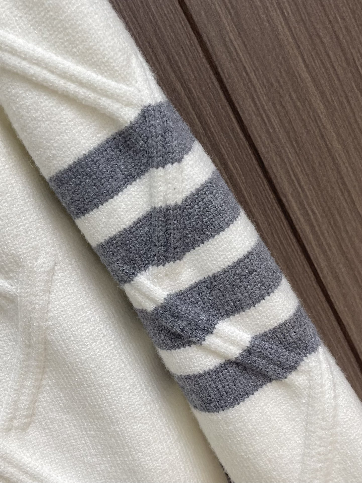 Thom Browne TB新款圆领菱形针织毛衣，经典四条纹袖口设计，菱形编织纹理立体有型，袖口灰色条纹