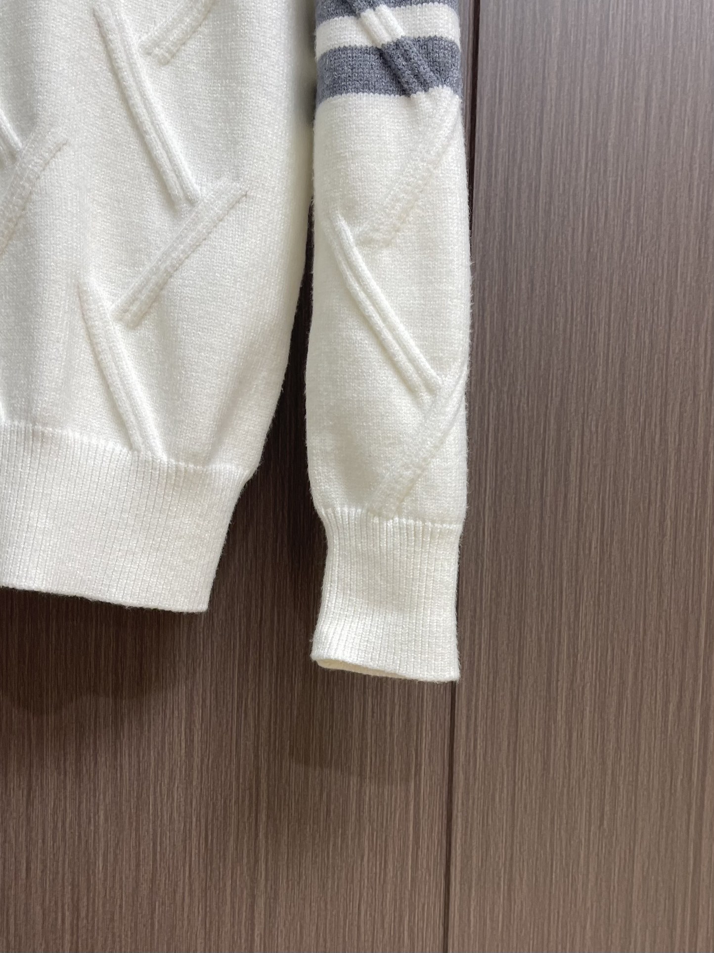 Thom Browne TB新款圆领菱形针织毛衣，经典四条纹袖口设计，菱形编织纹理立体有型，袖口灰色条纹