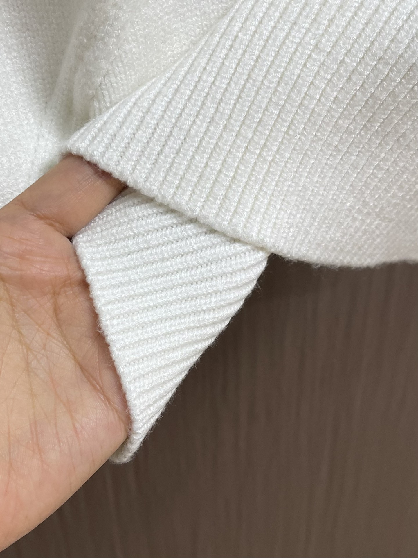 Thom Browne TB新款圆领菱形针织毛衣，经典四条纹袖口设计，菱形编织纹理立体有型，袖口灰色条纹