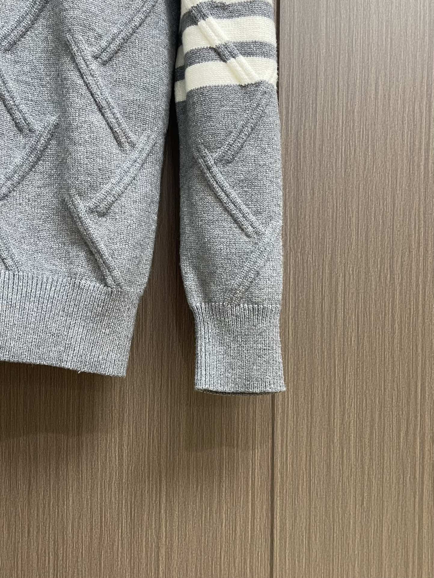 Thom Browne TB新款圆领菱形针织毛衣，经典四条纹袖口设计，菱形编织纹理立体有型，袖口白色条纹