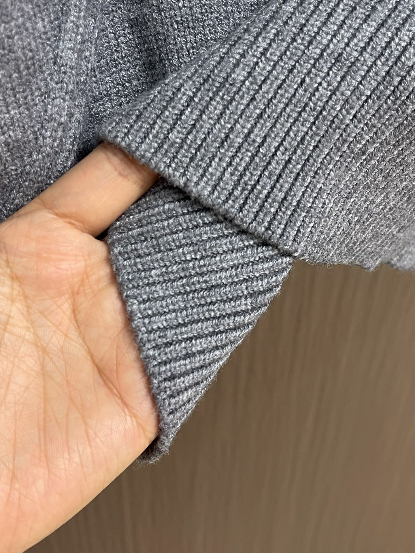 Thom Browne TB新款圆领菱形针织毛衣，经典四条纹袖口设计，菱形编织纹理立体有型，袖口白色条纹