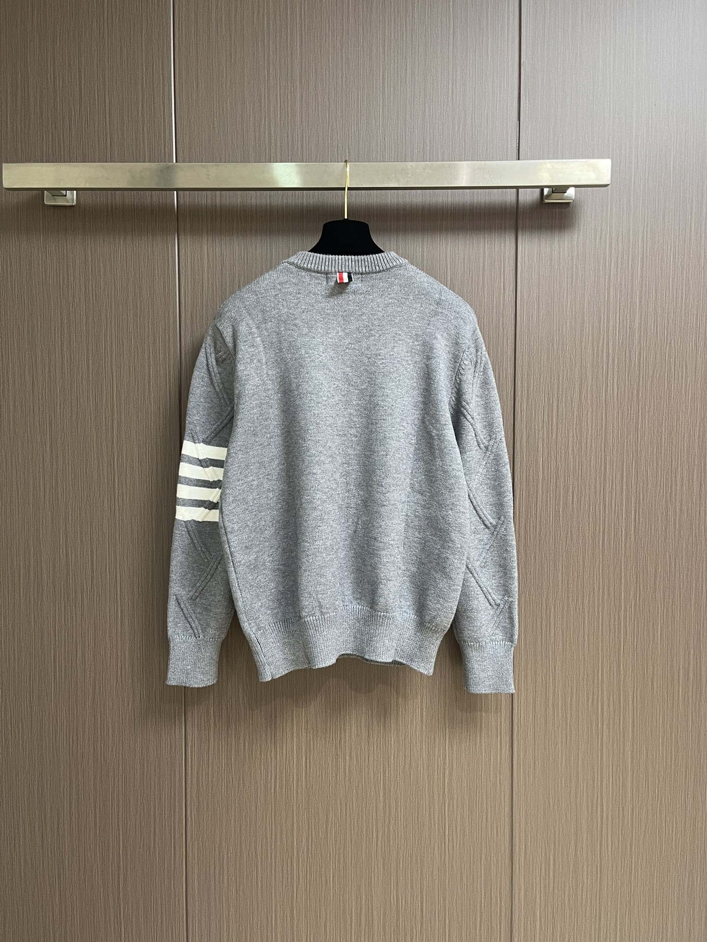 Thom Browne TB新款圆领菱形针织毛衣，经典四条纹袖口设计，菱形编织纹理立体有型，袖口白色条纹