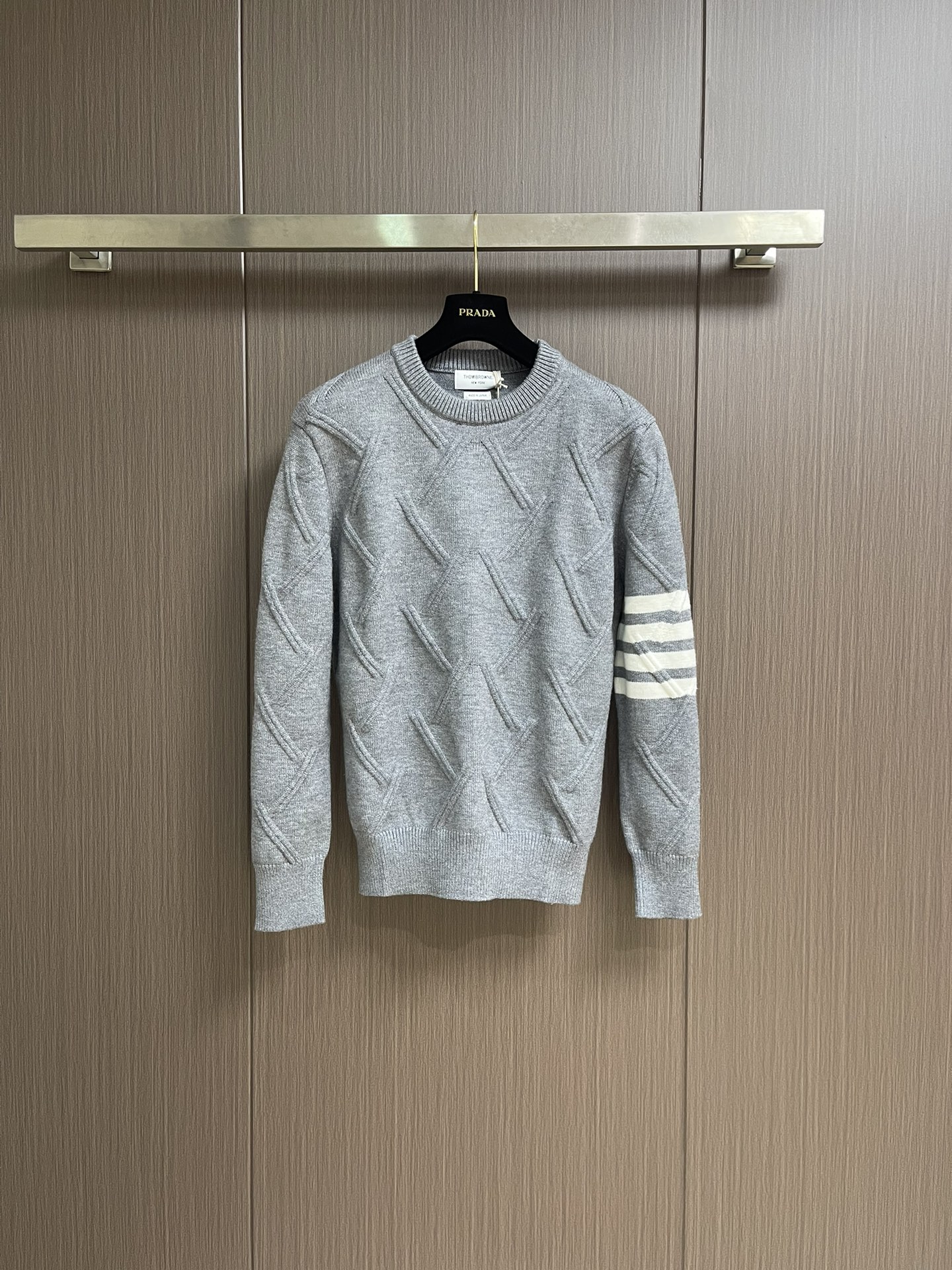 NO:522687,Thom Browne TB new round neck diamond knitted sweater, classic four-striped cuff design, diamond knitted texture three-dimensional and stylish, with white stripes embellished on the cuffs, simple and atmospheric. The fabric is made of high-quality knitted fabric, which feels soft and comfortable, suitable for autumn and winter wear. The upper body is comfortable and stylish, the same style as men and women. Size 1-2-3-4-5,,sweaters,alexander wang19860909Thom Browne TB新款圆领菱形针织毛衣,经典四条纹袖口设计,菱形编织纹理立体有型,袖口白色条纹点缀,简约大气.面料采用优质针织面料,手感柔软舒适,适合秋冬季节穿着.上身舒适有型,男女同款.尺码1-2-3-4-5,,sweaters,alexander wang,Men's clothing