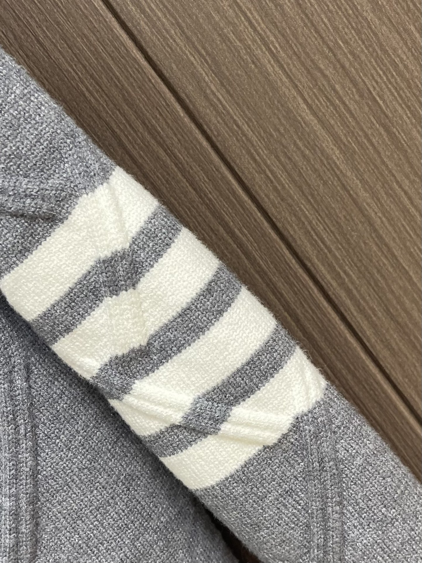 Thom Browne TB新款圆领菱形针织毛衣，经典四条纹袖口设计，菱形编织纹理立体有型，袖口白色条纹