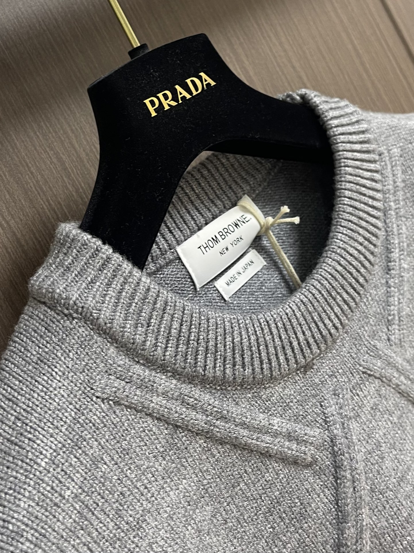 Thom Browne TB新款圆领菱形针织毛衣，经典四条纹袖口设计，菱形编织纹理立体有型，袖口白色条纹