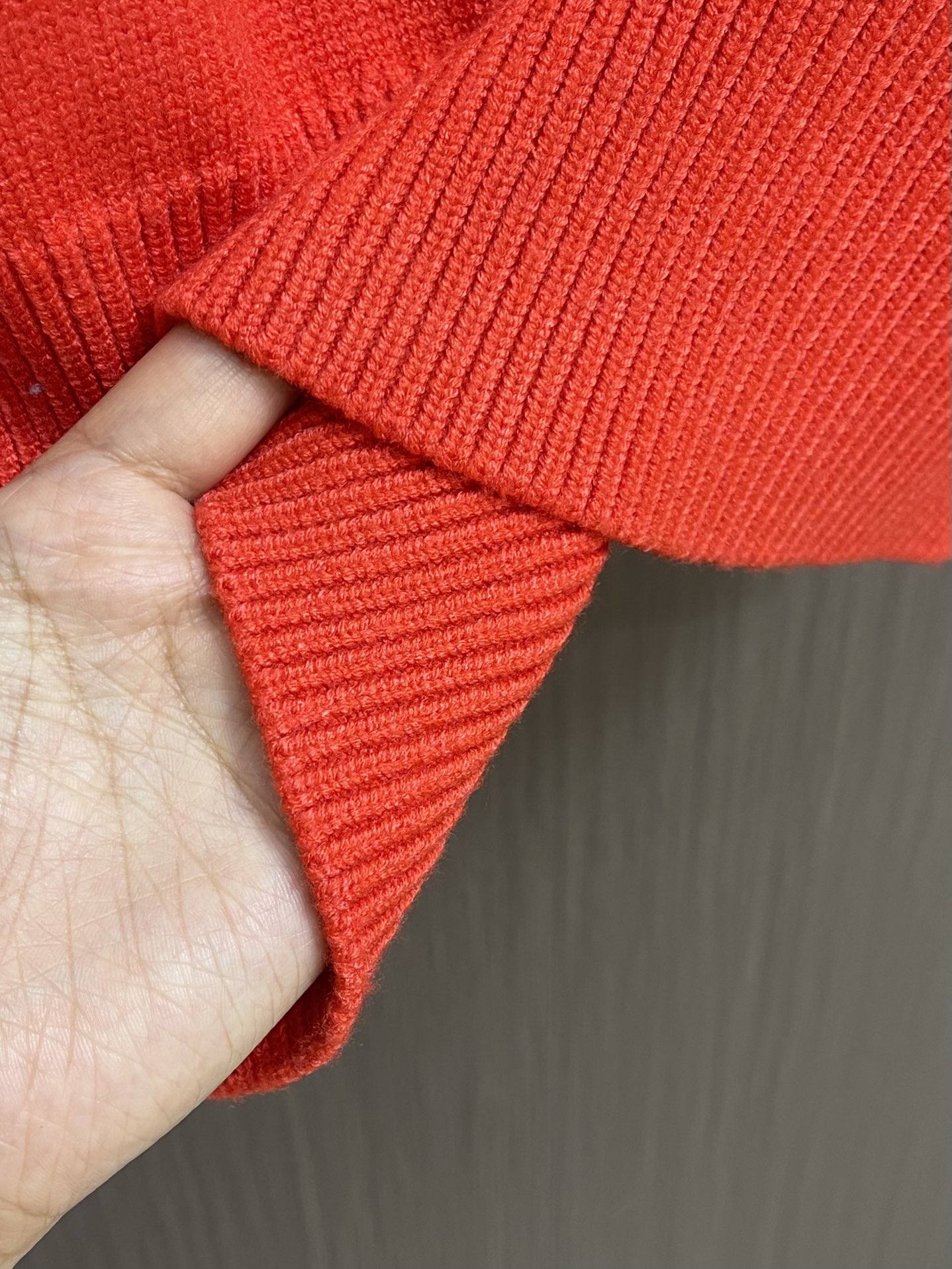 Thom Browne TB新款条纹针织衫，红白拼色和蓝白拼色两款，经典四条杠设计，袖口纽扣装饰，下摆开