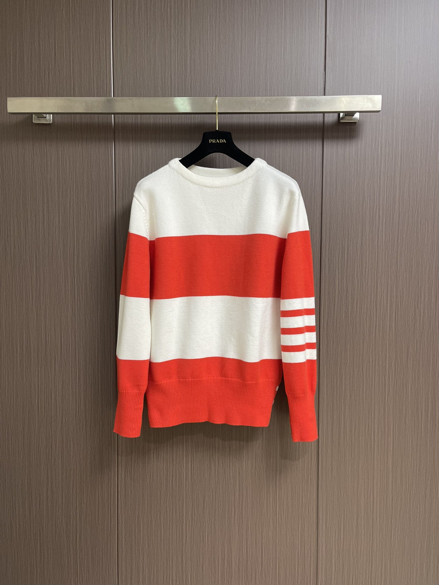 Thom Browne TB新款条纹针织衫，红白拼色和蓝白拼色两款，经典四条杠设计，袖口纽扣装饰，下摆开