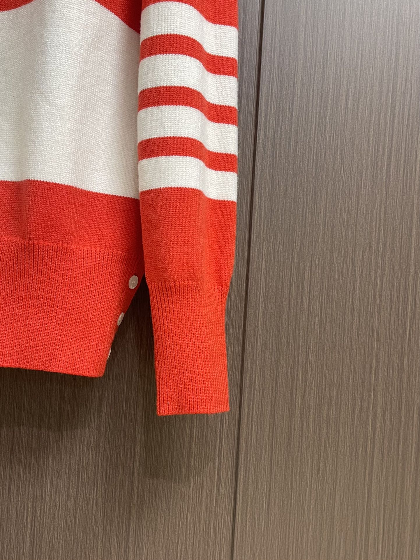 Thom Browne TB新款条纹针织衫，红白拼色和蓝白拼色两款，经典四条杠设计，袖口纽扣装饰，下摆开