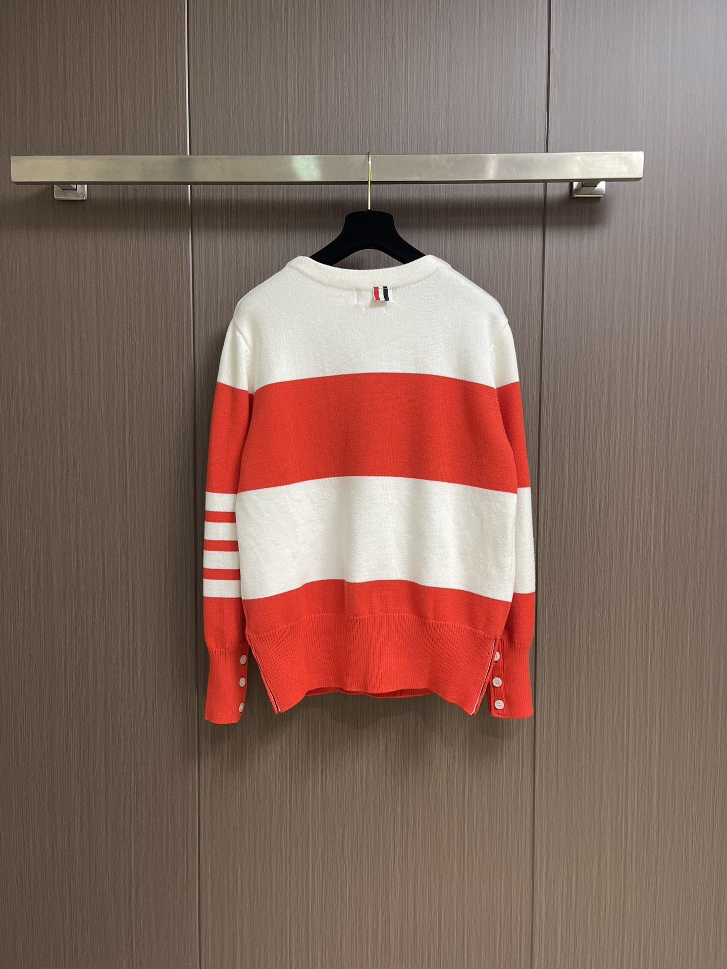 Thom Browne TB新款条纹针织衫，红白拼色和蓝白拼色两款，经典四条杠设计，袖口纽扣装饰，下摆开