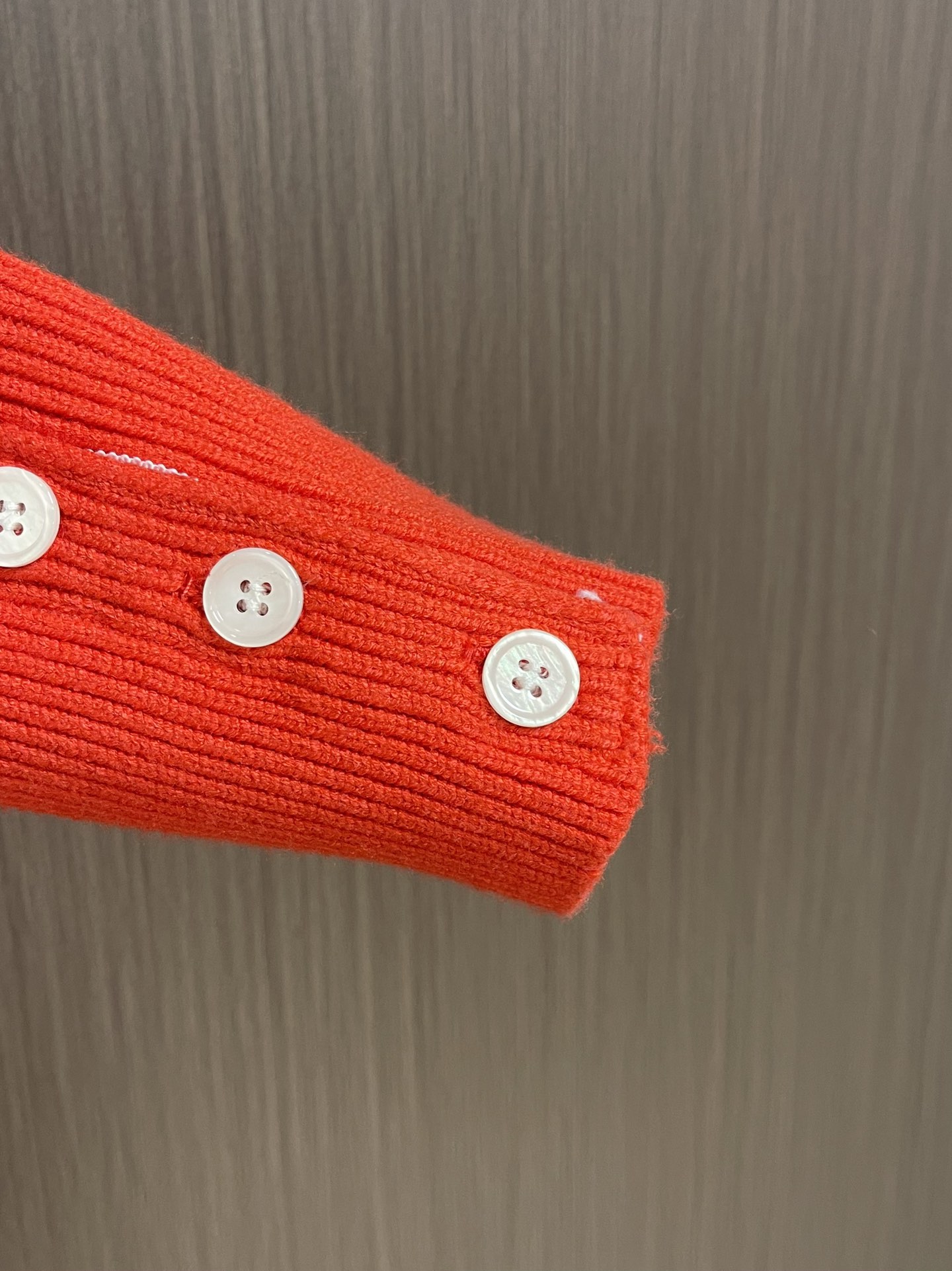 Thom Browne TB新款条纹针织衫，红白拼色和蓝白拼色两款，经典四条杠设计，袖口纽扣装饰，下摆开