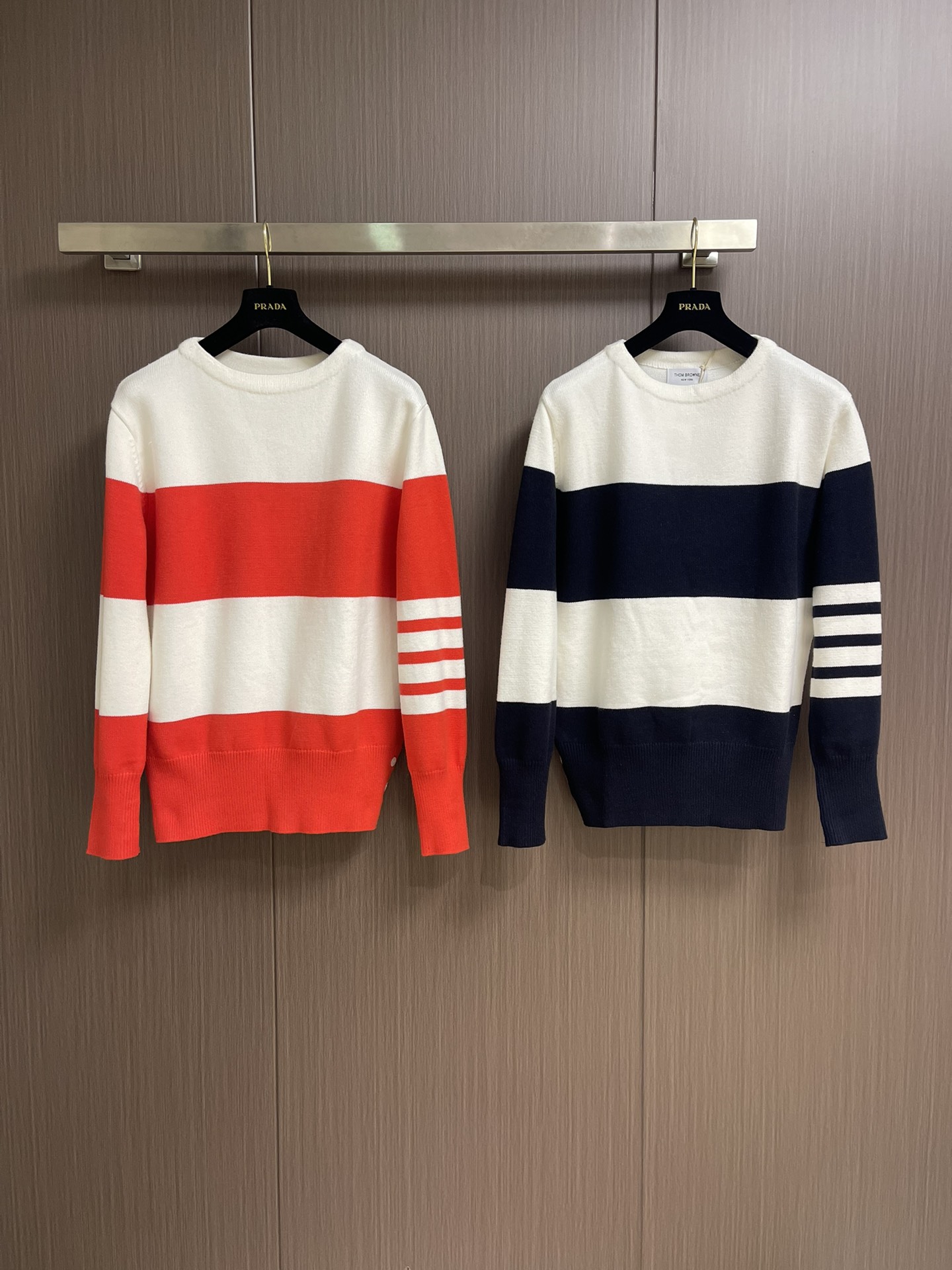 Thom Browne TB新款条纹针织衫，红白拼色和蓝白拼色两款，经典四条杠设计，袖口纽扣装饰，下摆开
