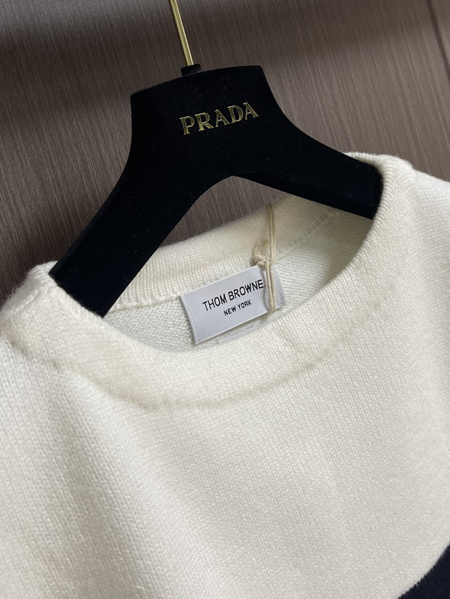 Thom Browne TB新款条纹针织衫，红白拼色和蓝白拼色两款，经典四条杠设计，袖口纽扣装饰，下摆开