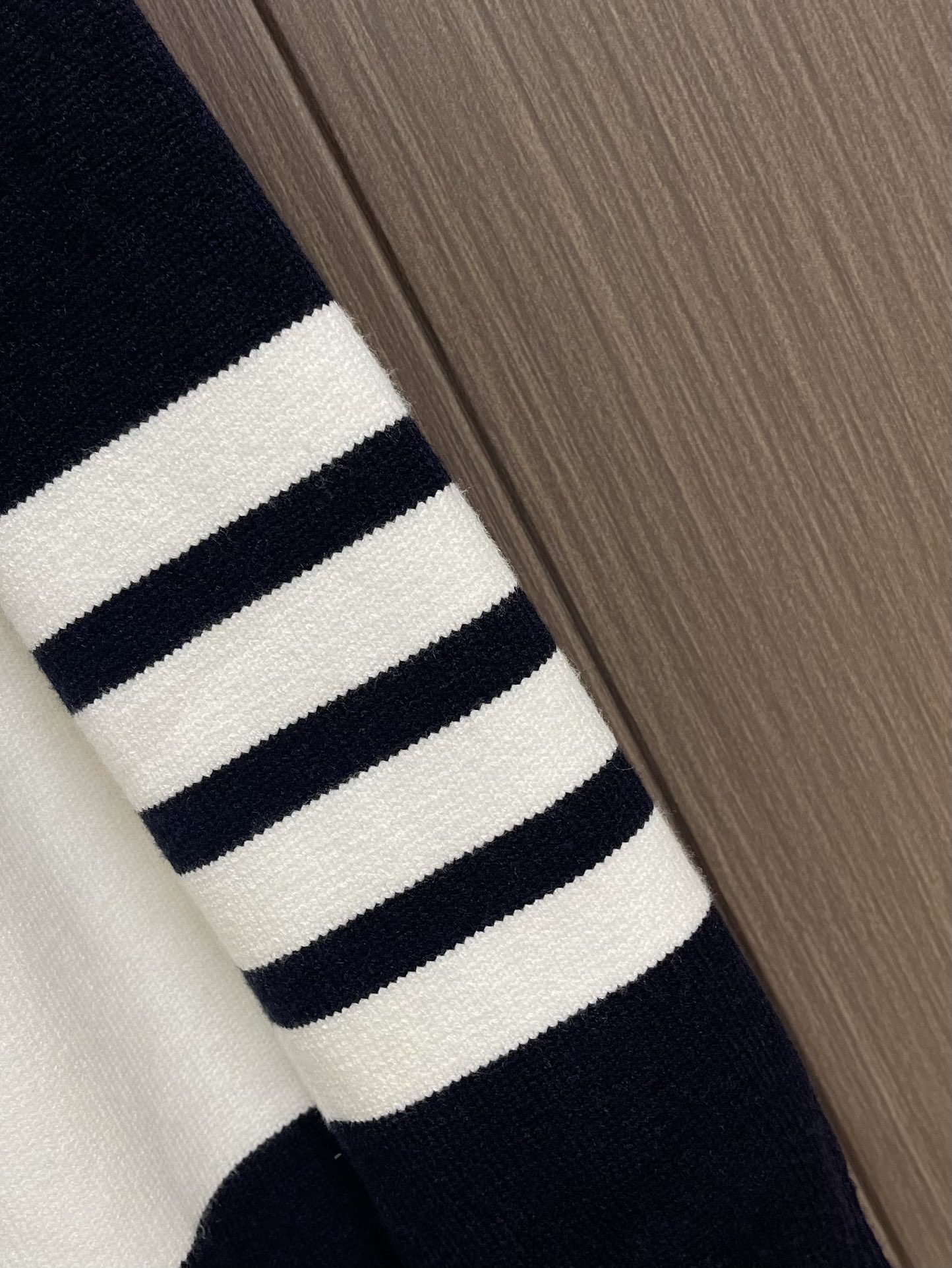 Thom Browne TB新款条纹针织衫，红白拼色和蓝白拼色两款，经典四条杠设计，袖口纽扣装饰，下摆开