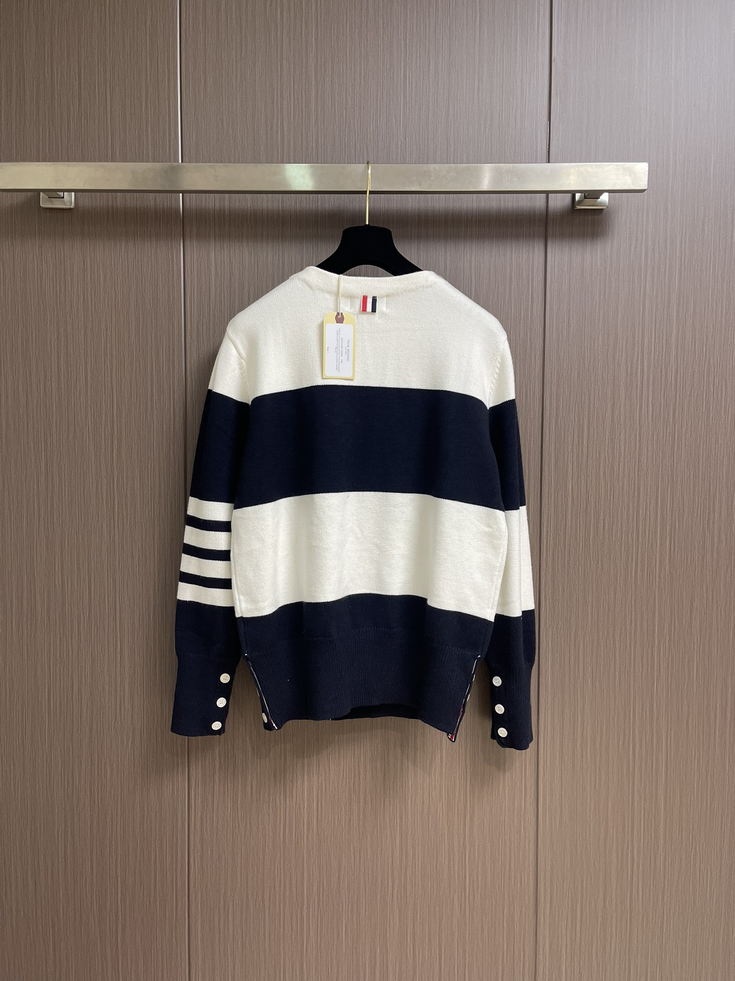 Thom Browne TB新款条纹针织衫，红白拼色和蓝白拼色两款，经典四条杠设计，袖口纽扣装饰，下摆开
