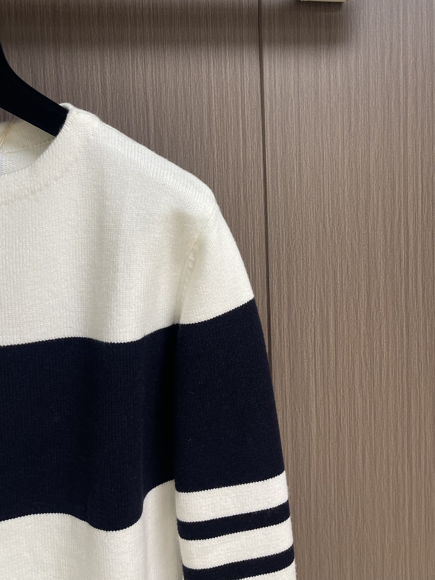 Thom Browne TB新款条纹针织衫，红白拼色和蓝白拼色两款，经典四条杠设计，袖口纽扣装饰，下摆开