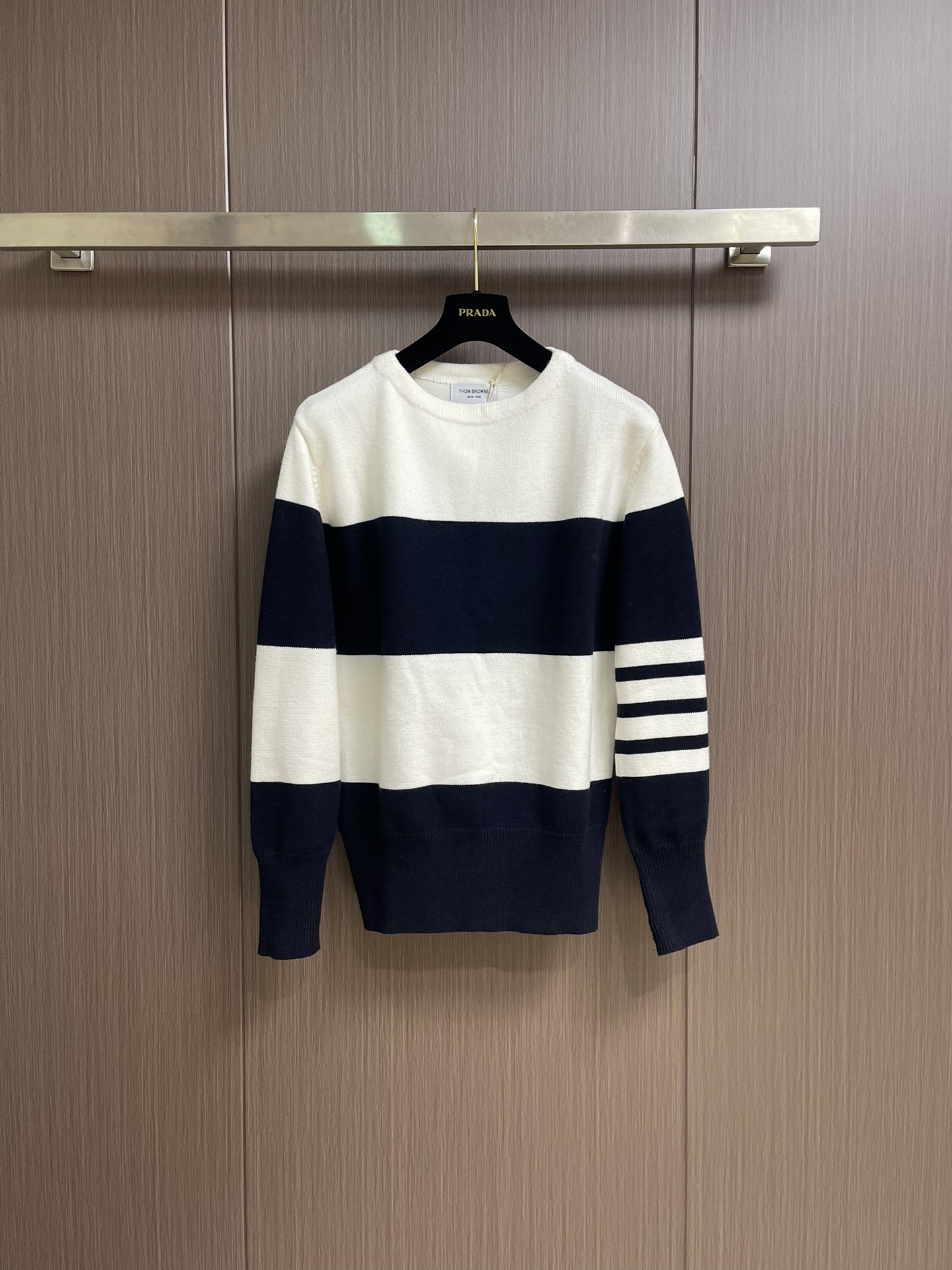NO:522681,Thom Browne TB new striped knit sweater, red and white and blue and white color combination, classic four-bar design, cuff button decoration, hem slit buttons, fashionable and versatile. It uses high-quality knitted fabric, soft and comfortable to touch. It is suitable for wearing in spring and autumn, with comfortable upper body effect, same style for men and women. Size 1-2-3-4-5,,alexander wang19860909Thom Browne TB新款条纹针织衫,红白拼色和蓝白拼色两款,经典四条杠设计,袖口纽扣装饰,下摆开叉纽扣,时尚百搭.采用优质针织面料,手感柔软舒适.适合春秋季节穿着,上身效果舒适,男女同款.尺码1-2-3-4-5,,alexander wang,Men's clothing