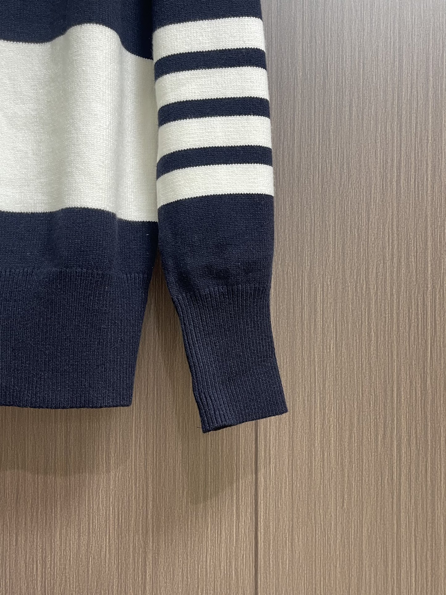Thom Browne TB新款条纹针织衫，红白拼色和蓝白拼色两款，经典四条杠设计，袖口纽扣装饰，下摆开